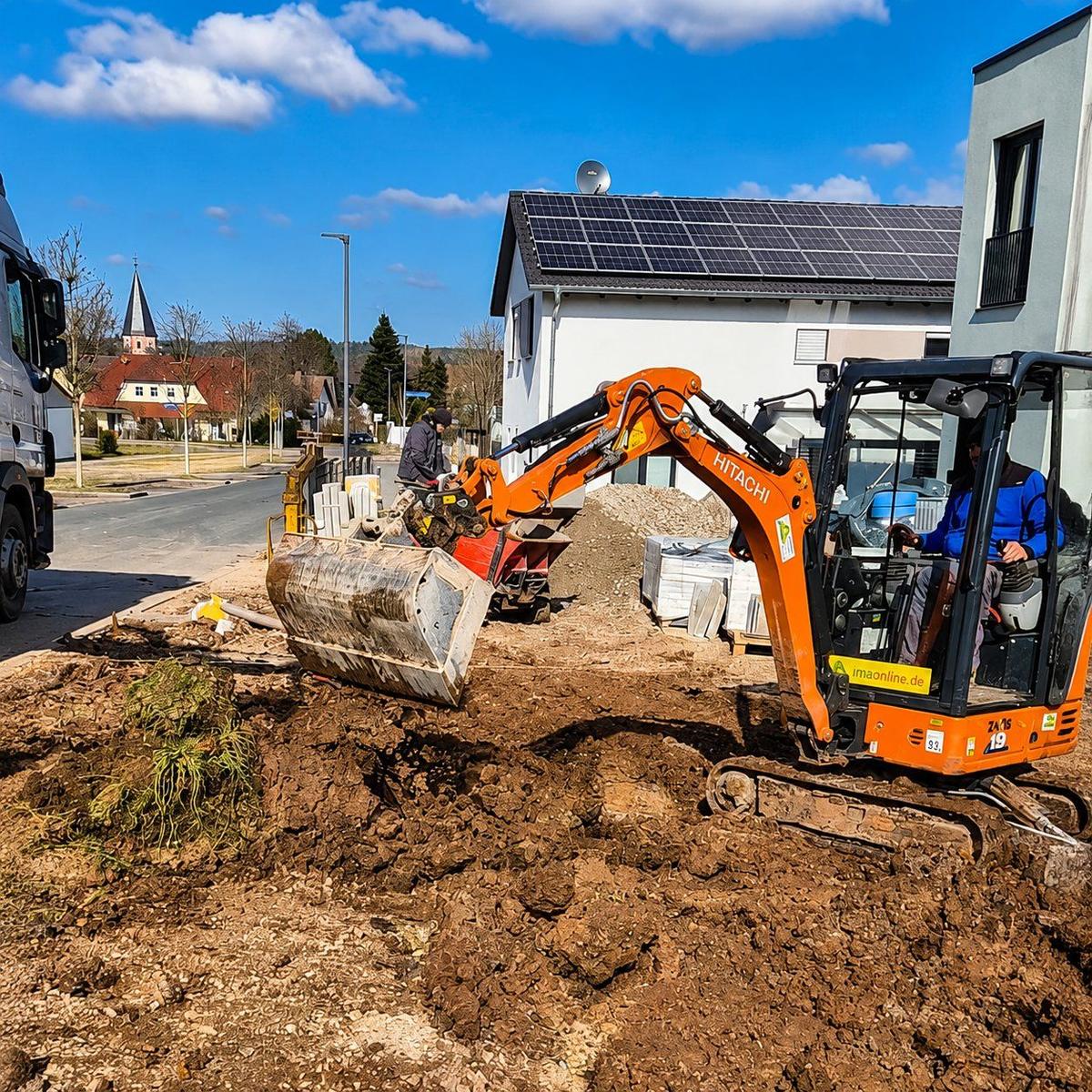 Minibagger beim Aushub vor einem Wohnhaus, Baustelle von Braun Gartenbau