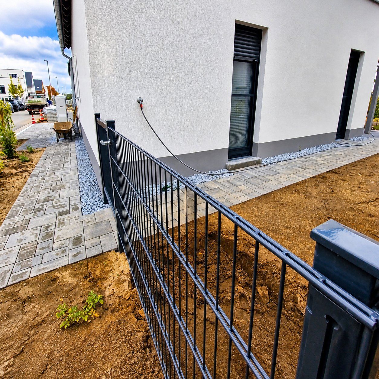 Fertige Außenanlage mit Weg, Zaun und Garten in Herzogenaurach