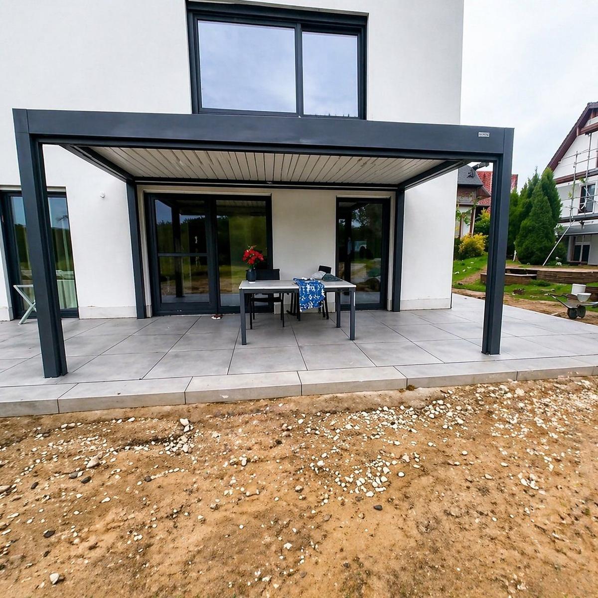 Fertige Terrasse mit Überdachung, gebaut von Braun Gartenbau